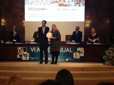Dr Luis Sánchez (left) and Dr Martha Gray (right) accepting the prize from the Fundación Tecnología y Salud for M+Visión’s contributions to healthcare and economic development.