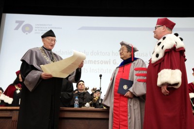 Presentation of the Honorary Doctorate to Prof. Fujimoto by Dean Andrzej Kowalczyk (left) and Rector Andrzej Tretyn (right), photo by Andrzej Romański. 